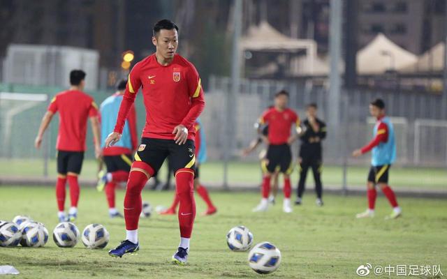 顶级教练换帅，球队战绩起伏不定 